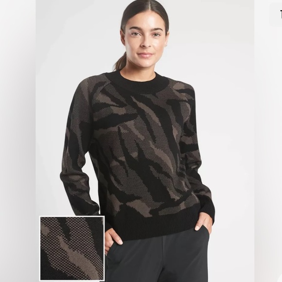 Athleta Jacquard Crew Sweater Abstract Animal Charcoal Grey Size Medium - Picture 3 of 10